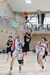 シュートを狙う光南の高橋壮真
