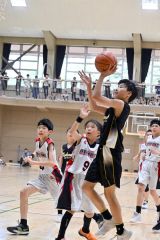 シュートを放つ光南の細木蒼真