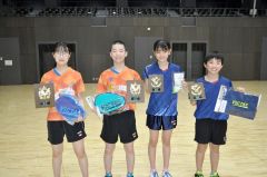 一般混合優勝の坂上・長島組（左）と準優勝の谷添・小林組