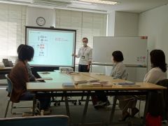 心の潜在意識の活用を学ぶ受講者