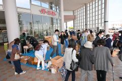 大勢の来場者でにぎわうフリーマーケットの会場（２６日午前１０時ごろ、イトーヨーカドー帯広店・正面入り口前）