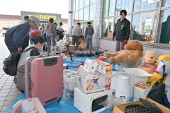 ぬいぐるみやスーツケース、電子レンジなどさまざまな商品が並ぶ会場（２６日午前１０時ごろ、イトーヨーカドー帯広店・正面入り口前）