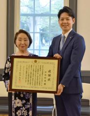 池田出身の名誉校長田辺さんに感謝状　北海道ワインアカデミー１０年目