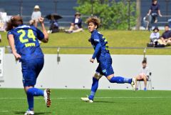 【１回戦・北海道十勝スカイアース－いわてグルージャ盛岡】後半２分、スカイアースのＤＦ吉田哲登（右）がゴールを決め、１－２とする（金野和彦撮影）