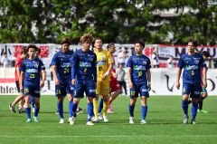 １―３で敗れ、悔しい表情を見せるスカイアースの選手たち（金野和彦撮影）