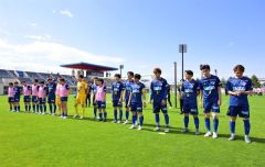 いわてグルージャ盛岡に１―３で敗れ、スタンドのサポーターにあいさつをするスカイアースの選手たち（金野和彦撮影）