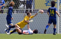 前半、相手のシュートを飛び付いて食い止めるスカイアースのＧＫ金子優希（黄色ユニホーム）＝金野和彦撮影