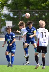 前半、自軍のゴール前を守るスカイアースのＤＦ深井祐希主将（青色ユニホーム、右）＝金野和彦撮影