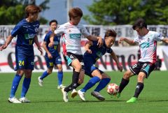 後半、相手のデフェンス陣に反撃を阻まれる、スカイアースのＭＦ丸岡悟（青色ユニホーム、右）＝金野和彦撮影