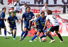 【１回戦・北海道十勝スカイアース―いわてグルージャ盛岡】後半、中盤からボールをキープし、反撃に転じるスカイアースのＭＦ（６６）丸岡悟（右から２人目、青色ユニホーム）＝金野和彦撮影