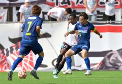 後半、体を張って相手の反撃を阻む、スカイアースのＤＦ深井祐希主将（青色ユニホーム、右）＝金野和彦撮影