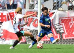 後半、体を張ってゴール前を守るスカイアースのＤＦ深井祐希主将（青色ユニホーム、右）＝金野和彦撮影