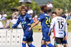 【１回戦・北海道十勝スカイアース－いわてグルージャ盛岡】後半２分、スカイアースのＤＦ吉田哲登（左）がゴールを決め、１－２とする（金野和彦撮影）