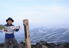 白雲岳山頂で笑顔を見せる白岩さん
