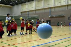 風船やボールを使って体を動かす子どもたち