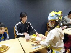 配膳を行う子ども