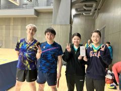個人戦男女ダブルスＡ優勝ペア（右が女子優勝の青砥悠・青砥彩組）