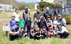 陸別　石橋建設が陸別小児童らとヒマワリの種まき　とかちイエローリボンプロジェクト 3