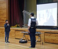 お礼の言葉を述べる陸別小6年の小田切礼乃さん(左)