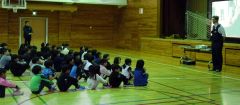 不審者に遭遇した場合の対処法などを学んだ陸別小の児童たち