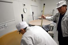 能登地震被災酒蔵杜氏の日吉さん、銘酒支援先の碧雲蔵を訪問「酵母の状態はとても元気」 2