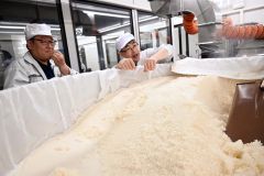 こうじとする山田錦の蒸し上がり状況を確認する日吉さんと若山さん（左から）