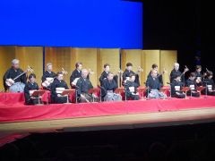 開幕で長唄「鶴亀」を披露する華精会