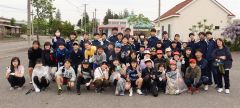 地域清掃に参加した御影中生徒と御影小児童
