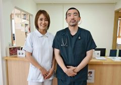夜尿症が治らない原因の一つに便秘もあると佐藤院長（右）。真梨子さんは「否定せず、認める、褒めるを意識してみて」とアドバイスを送る
