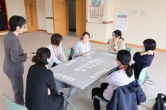 浦木さん（左）を進行役にカードゲームを楽しみながら交流する受講者ら