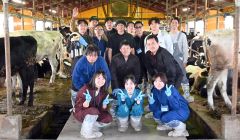 「命と経済」をテーマに酪農現場のフィールドワークに臨んだ参加者