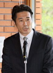 あいさつする杉本社長