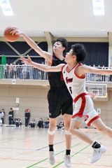 白樺学園男子・鈴木皇大（手前）のレイアップをブロックする帯大谷同の大友咲弥