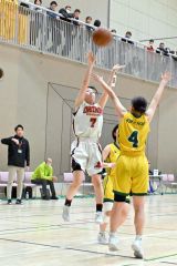 ミドルシュートを決める帯大谷女子の藤川凛（白色ユニホーム）