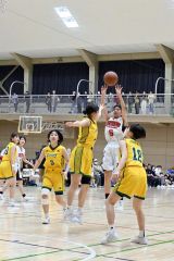 ミドルシュートを決める帯大谷女子の中村華凜（白色ユニホーム）