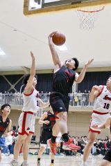 リバウンドをもぎ取る帯大谷男子の阿部友祐主将