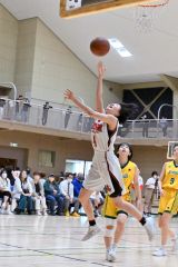 レイアップシュートを決める帯大谷女子の高井ひより主将