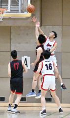 ブロックに跳ぶ白樺学園男子の杉澤ダンテ（奥、白色ユニホーム）