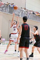 ゴール下のシュートを決める帯大谷男子の佐々木晃太