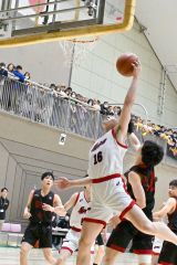オフェンスリバウンドをつかむ白樺学園男子の工藤響