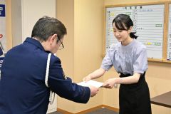 委嘱状を受け取るNHK帯広放送局の野原さん(28日午前10時ごろ、帯広警察署)