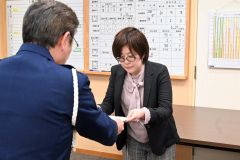 委嘱状を受け取るFM WINGの田中さん(28日午前10時ごろ、帯広警察署)