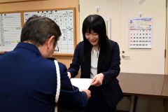 委嘱状を受け取るOCTVの坂田さん(28日午前10時ごろ、帯広警察署)