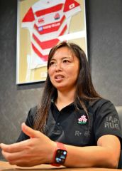 パリ五輪に向けて、意気込みを語る桑井亜乃さん（東京都港区の日本ラグビーフットボール協会のオフィスで。金野和彦撮影）
