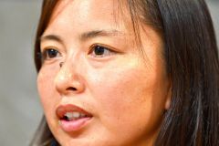 パリ五輪に向けて、意気込みを語る桑井亜乃さん（東京都港区の日本ラグビーフットボール協会のオフィスで。金野和彦撮影）