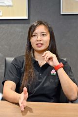 パリ五輪に向けて、意気込みを語る桑井亜乃さん（東京都港区の日本ラグビーフットボール協会のオフィスで。金野和彦撮影）
