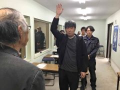 宣誓する助川監督