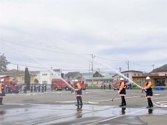 日頃の訓練の成果を披露した団員たち