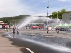 日頃の訓練の成果を披露した団員たち