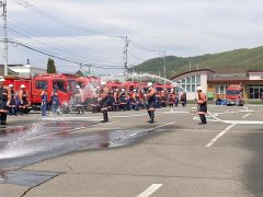 日頃の訓練の成果を披露した団員たち